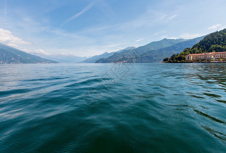 科莫湖意大利夏季海岸船载景暗淡图片