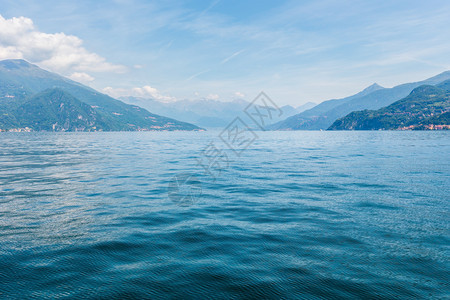 科莫湖意大利夏季海岸船载景暗淡图片