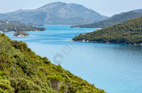 亚得里海滨岸克罗地亚海平线上有岛屿背景图片