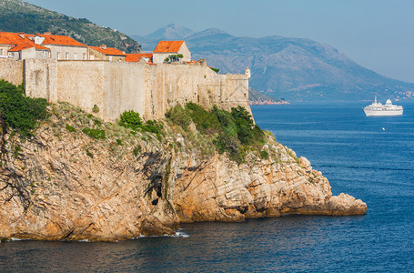 著名的DubrovnikOldTown克罗地亚和白色船只的墙壁图片