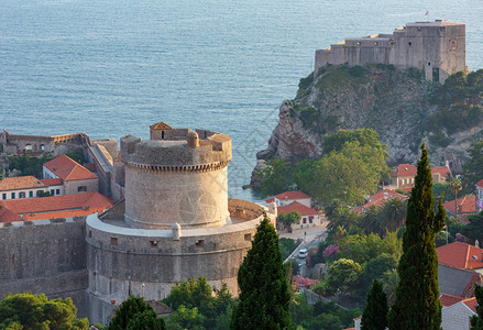 著名的Dubrovnik旧城夏季景色有堡垒和明塞塔克罗地亚图片