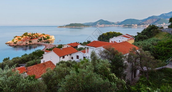 SvetiStefan海口的清晨风景与粉红色海滩黑山布德瓦附近图片