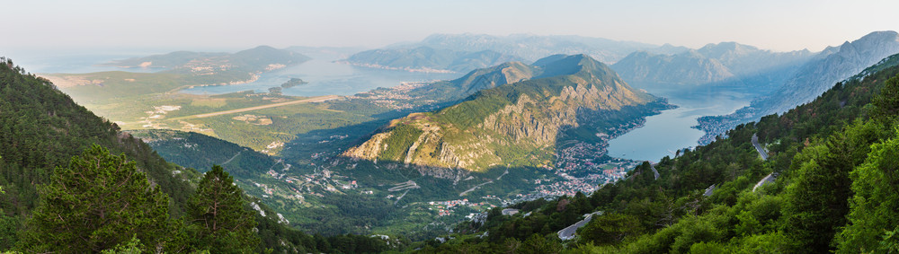 科托尔湾夏季日清晨全景和黑山科托尔镇的图片