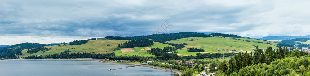 波兰夏季多云的乡村景色和察尔斯廷湖图片