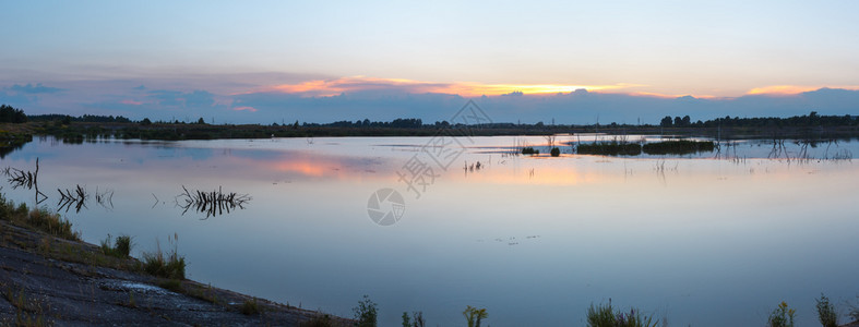 日落的夏季湖泊风景太阳反射到水面Shklo定居点附近乌克兰利沃夫州图片