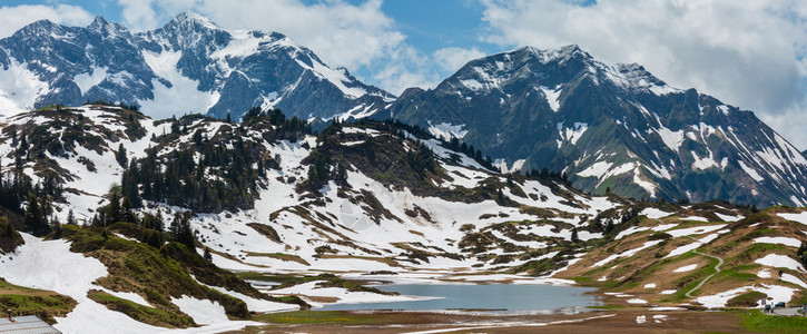 西湖冬天夏季阿尔卑斯山脉对霍赫坦贝戈帕斯小卡尔勒西湖和雪融化草地沃斯拉尔贝格奥地利的观望人们无法辨认背景