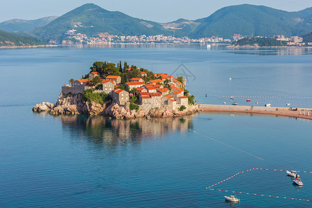 SvetiStefan海礁的清晨风景与粉色海滩和城镇旅馆黑山布德瓦附近图片