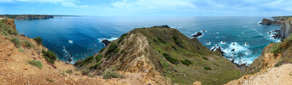夏季大西洋岩石海岸线风景靠近Arrifana海滩AljezurAlgarve葡萄牙图片