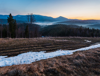 喀尔巴阡山高原地貌乌克兰远处有雪覆盖的山脊顶峰图片