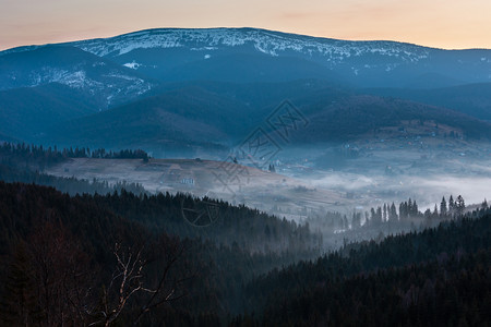 喀尔巴阡山高原地貌乌克兰远处有雪覆盖的山脊顶峰图片