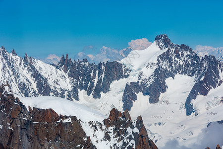 来自法国阿尔卑斯山查莫尼克市米迪山的AiguilleduMidi山夏季风景图片