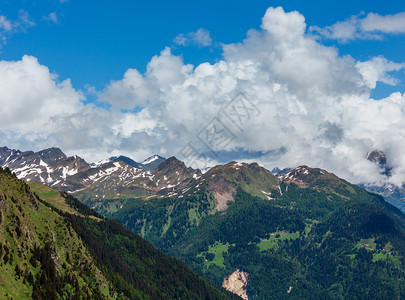 阿尔卑斯山圣戈达多道或哥特哈德山夏季风景瑞士图片