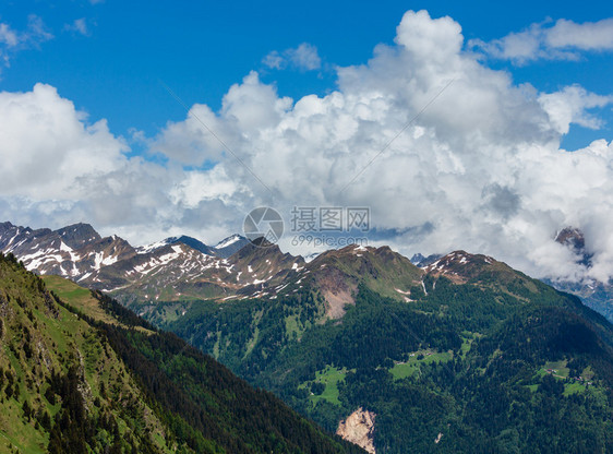 阿尔卑斯山圣戈达多道或哥特哈德山夏季风景瑞士图片