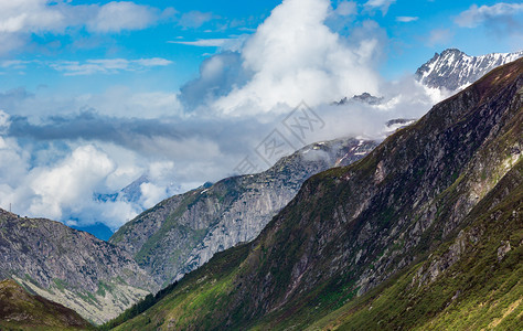 阿尔卑斯山圣戈达多道或哥特哈德山夏季风景瑞士图片