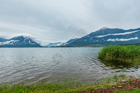 Como湖意大利夏季风云山顶有雪图片