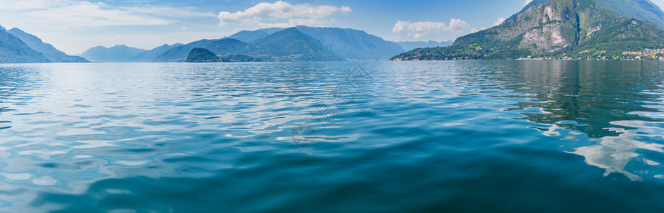 科莫湖意大利夏季海岸船载景暗淡图片