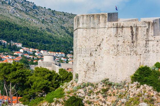 克罗地亚著名的Dubrovnik老城夏季风景有堡垒墙和明塞塔人们无法辨认图片