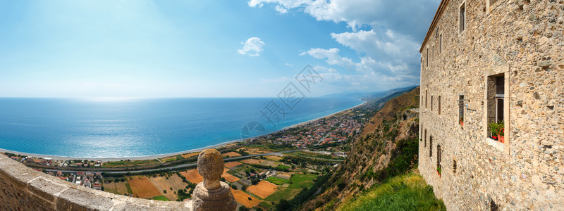 从FiumefreddoBruzio意大利最美丽的村庄之一位于Tyrrhenian海滨山顶意大利卡拉布里亚科森萨省图片