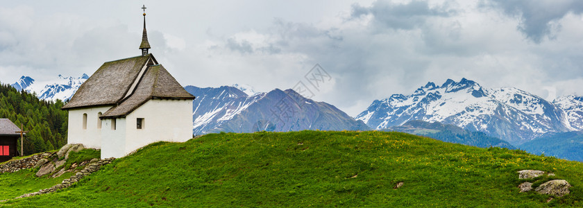 瑞士贝特梅拉尔普阿卑斯山村可爱的旧教堂夏季云彩全景图片