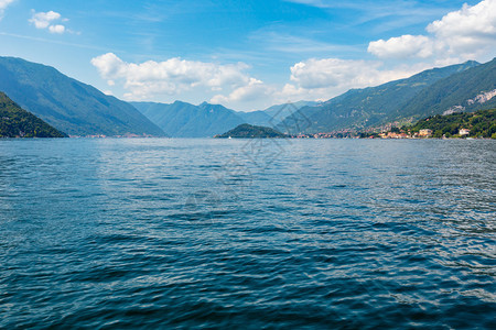 科莫湖意大利夏季海岸船载景暗淡图片