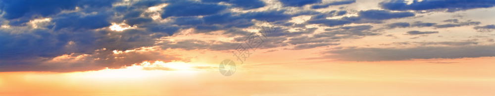 夏日落天空全景有羊毛云,夏夜天气背景良好,三高清晰度缝合图像。图片