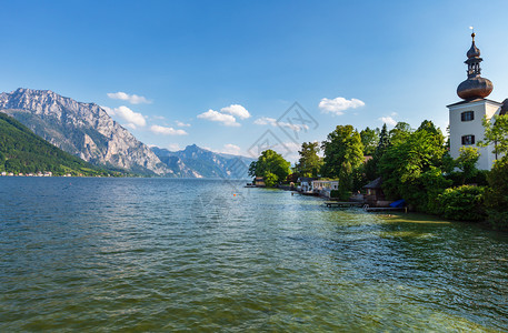 AlpineTraunsee湖夏季风景与中世纪OrtLandschloss塔右侧奥地利格蒙登图片