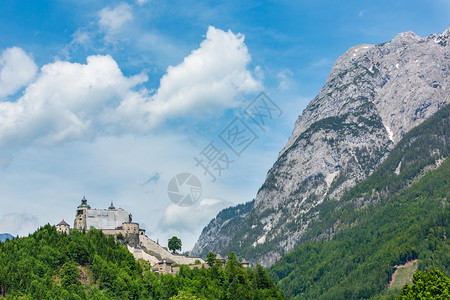 阿尔卑斯山城堡夏季风景奥地利Hohenwerfen城堡建于1075至8年之间图片