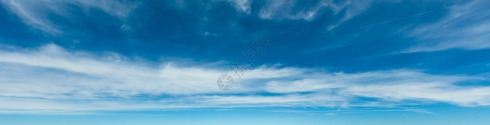 天空深处的蓝白云层夏季天气背景背景图片