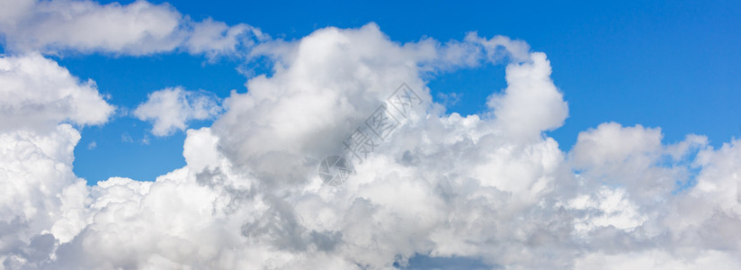 蓝的天空中白云夏天气背景不错图片