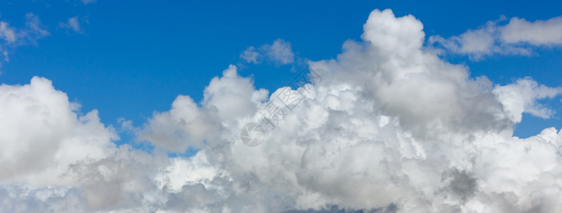 蓝的天空中白云夏天气背景不错图片