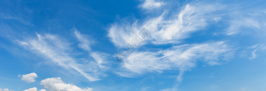 蓝的天空中白云层夏天的气背景很好图片