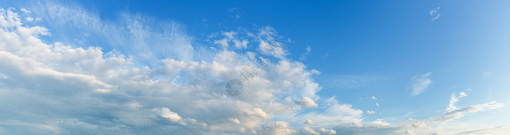 蓝的天空中白云夏天气背景不错图片
