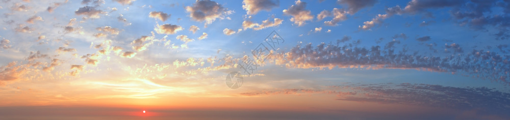 夏日落天空全景有羊毛云夏夜天气良好背景图片