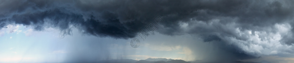 夏季暴风雨席卷天空愤怒的火在山顶全景之下降高清图片