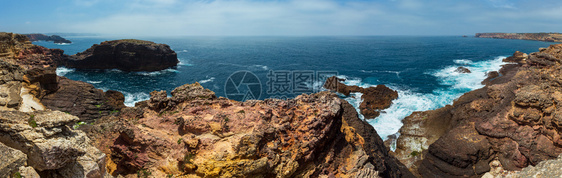 夏季大西洋岩石海岸风景阿尔杰苏加夫西科斯塔维提纳葡萄牙全景图片