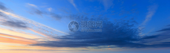 日落的夏夜天空全景云层背图片