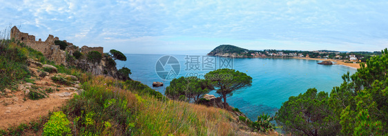 拉福斯卡海滩夏日清晨风景城堡废墟圣埃斯特韦德马尔帕拉莫斯吉罗纳科塔布拉瓦西班牙图片