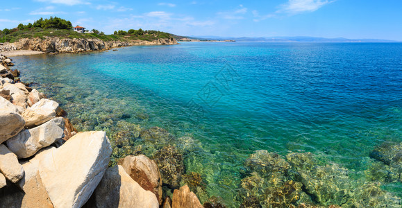 夏季西索尼亚海岸线和爱琴景以及滩和房屋LagonisiHalkidiki希腊全景图片