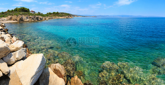 夏季西索尼亚海岸线和爱琴景以及滩和房屋LagonisiHalkidiki希腊全景图片