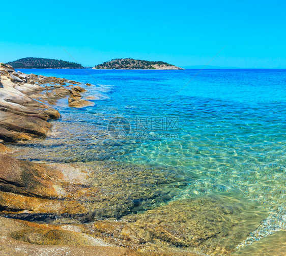 美丽的夏季爱琴海岩石岸地貌西托尼亚拉戈西海滩附近希腊哈尔基迪Halkidiki图片