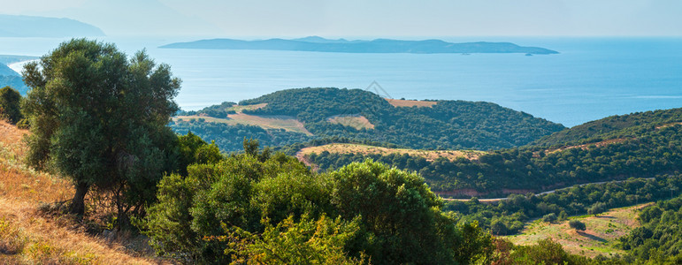 美丽的夏季海景与木质岸从Athos半岛Sithonia和Amoliani岛希腊哈基迪图片