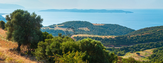 美丽的夏季海景与木质岸从Athos半岛Sithonia和Amoliani岛希腊哈基迪图片