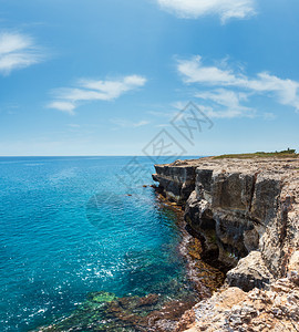 风景如画的海景白色岩石悬崖洞穴海湾和小岛在格罗塔德拉波西亚罗卡韦奇亚萨伦托亚得里亚海海岸普利亚意大利图片