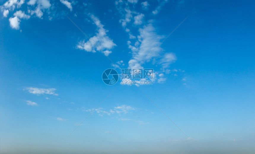 蓝的天空中白云夏天气背景不错图片