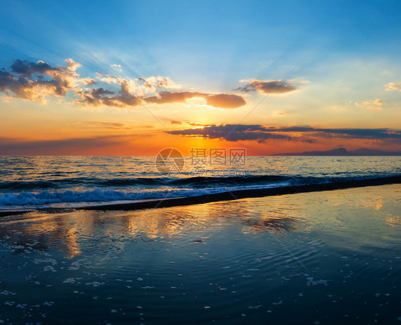 美丽的风景海滩上热带的日落图片般的天空在水中反射图片