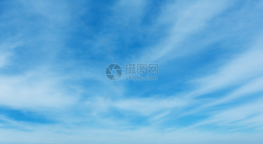 蓝的天空中白云层夏天的气背景很好图片