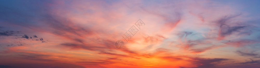 紫色的日落黄昏的夜空背景高分辨率缝纫全景图像图片