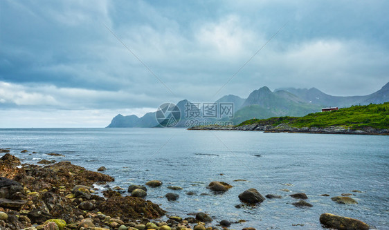 挪威Husoy镇附近夏季Senjafjord海岸风景图片