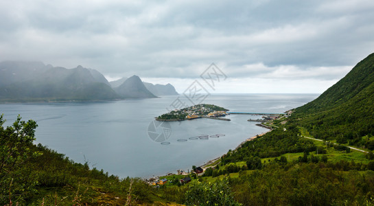 夏季Senjafjord海岸与挪威Husoy岛镇和渔网相望图片