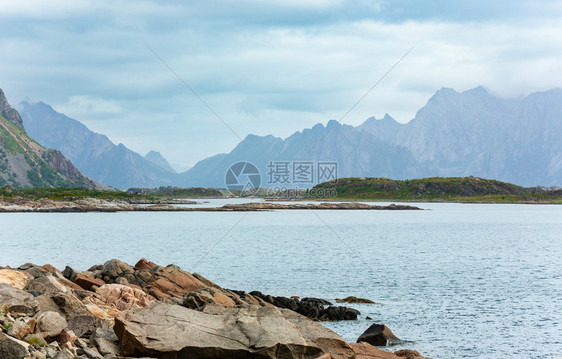 Lofotenstonyfjord和山丘夏季多云的风景挪威图片